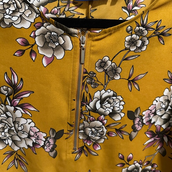 Apt. 9 Women’s Yellow Floral Bell Sleeve Blouse size XS - Picture 3 of 6